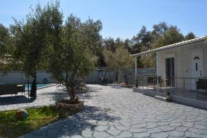 a courtyard with a tree and a building at Villa Gardiki for2 in Halikounas