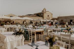 un gruppo di tavoli e sedie con fiori di Casa CanEli a Pachino
