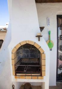 een grote bakstenen oven met bij Apartamento Bela Vista, panoramic ocean view in Porches