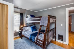 Postel nebo postele na pokoji v ubytování Spacious Home with In-Unit Laundry, Parking, 1GB WiFi, & Patio Deck + 16 fotografií