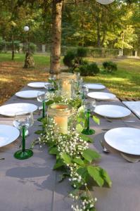 a long table with plates and glasses and flowers at Marysieńka in Kwatoniów