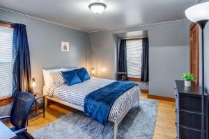 1 dormitorio con cama, escritorio y ventana en Spacious Home with In-Unit Laundry, Parking, 1GB WiFi, & Patio Deck en Rochester