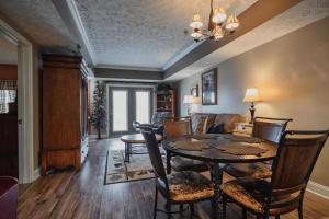a dining room with a table and chairs at Gv - Unit 1502 - Happy Time Bear in Pigeon Forge