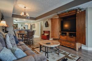a living room with a couch and a flat screen tv at Gv - Unit 1502 - Happy Time Bear in Pigeon Forge