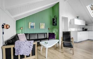 BjerregårdにあるLovely Home In Hvide Sande With Kitchenのリビングルーム(ソファ、テーブル付)
