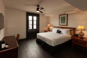 Habitación de hotel con cama y ventana en Le Richelieu in the French Quarter, en Nueva Orleans