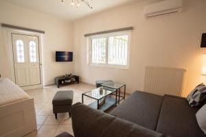 TV a/nebo společenská místnost v ubytování Apartment with view in Kiveri, near Nafplio
