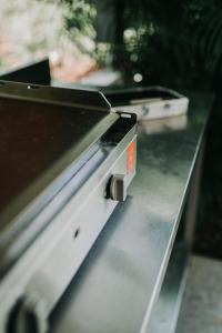 a close up of a metal counter top with a counter top at Villas Riviera F4, Le Helleux, calme, lagon privé in Sainte-Anne