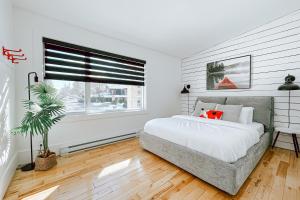 - une chambre avec un grand lit et une fenêtre dans l'établissement Complexe LIVTremblant by Gestion ELITE - LIV1, à Mont-Tremblant