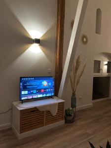 a flat screen tv sitting on a stand in a living room at Stilvolle Ferienwohnung bei Bad Segeberg in Blunk