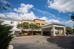 un aparcamiento vacío frente a un edificio en Courtyard Memphis East/Bill Morris Parkway, en Memphis