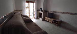 uma sala de estar com um sofá e uma televisão em Vista do Farol em Gafanha da Nazaré
