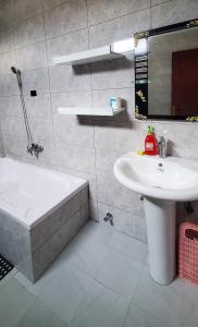 ein Badezimmer mit einem Waschbecken, einem WC und einer Badewanne in der Unterkunft Cozy 3bedrooms Apartment in Addis Abeba