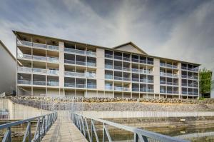 un bâtiment de bureau avec une passerelle devant lui dans l'établissement Osage Beach Condo Near Hiking and Shopping!, à Osage Beach