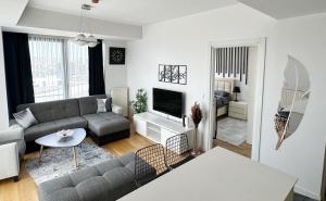 - un salon avec un canapé et une télévision dans l'établissement Full Panoramic Suite Residence, à Istanbul