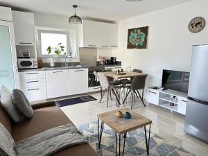 uma cozinha e sala de estar com um sofá e uma mesa em Superbe appartement proche de stations de ski em Thonon-les-Bains