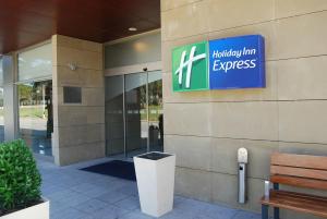 un edificio con un cartel que lee Holiday inn express en Holiday Inn Express Valencia Bonaire, an IHG Hotel, en Aldaya