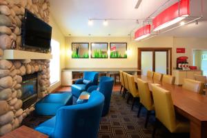 comedor con chimenea, mesa y sillas en TownePlace Suites by Marriott Seattle Everett/Mukilteo, en Mukilteo