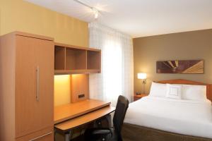 TownePlace Suites by Marriott Seattle Everett/Mukilteo في موكيلتو: غرفة نوم مع سرير ومكتب وسرير sidx sidx