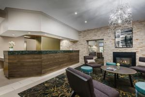 - un hall d'un hôtel avec une cheminée dans l'établissement Residence Inn Gaithersburg Washingtonian Center, à Gaithersburg