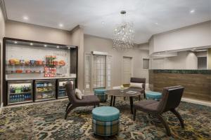 ゲイザースバーグにあるResidence Inn Gaithersburg Washingtonian Centerのテーブルと椅子、冷蔵庫付きのレストラン