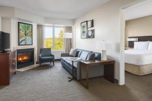 een hotelkamer met een bed en een open haard bij Residence Inn Gaithersburg Washingtonian Center in Gaithersburg