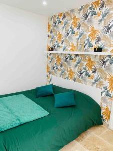 מיטה או מיטות בחדר ב-Maison gîte avec spa privé & piscine