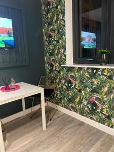 ein Wohnzimmer mit Tisch und Fernseher in der Unterkunft The Phoenix Collection in Liverpool + 6 Fotos