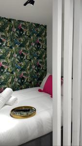 ein Bett mit einem Teller darauf und einer Wand in der Unterkunft The Phoenix Collection in Liverpool
