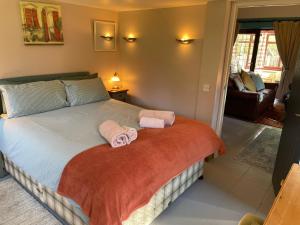 1 dormitorio con 1 cama con toallas en The Annexe at Gomo en East Winch