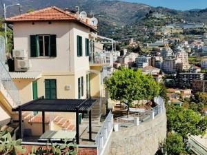 Blick auf die Stadt von einem Gebäude in der Unterkunft Beautiful apartment in Sanremo in Sanremo