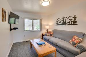 a living room with a couch and a tv at Woodsy Family Retreat 11 Mi to Raystown Lake! 