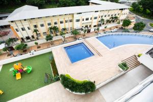 an overhead view of a building with a swimming pool at Increíble apartamento de lujo SantaLoft in Guayaquil