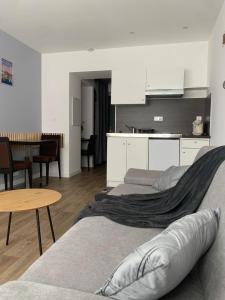 uma sala de estar com duas camas e uma mesa em Résidence City Suites Ajaccio em Ajaccio