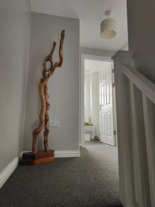 un corridoio con una statua all'angolo di una stanza di Shoreline Seaside Holiday Home Aberavon beach a Port Talbot