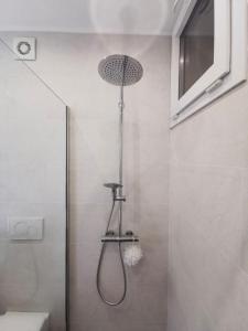 eine Dusche in der Ecke eines Badezimmers mit in der Unterkunft Beautiful apartment in Sanremo in Sanremo