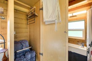 un piccolo bagno con lavandino e asciugamano di Abingdon Vacation Rental Tiny Home on 10-Acre Farm ad Abingdon