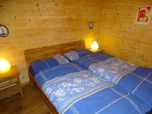 a bedroom with two beds in a log cabin at Chalet Stefanino, 3 12 Zimmer in Bellwald