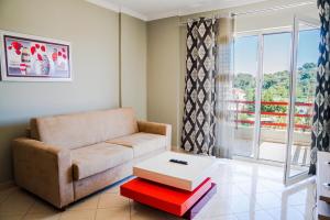 ein Wohnzimmer mit einem Sofa und einem Tisch in der Unterkunft Bianca Apartament in Golem