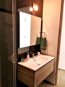 a bathroom with a sink and a mirror at Estudio exclusivo in The City - TOP amenidades! in Playa del Carmen