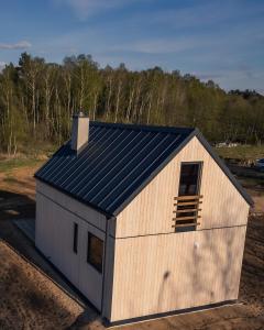 a smallshed with a blue roof on a field at Las Angels in Morąg