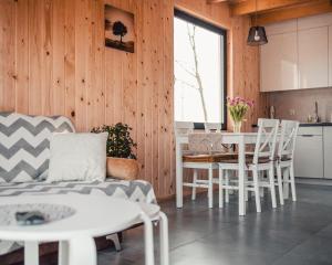 eine Küche und ein Wohnzimmer mit Tisch und Stühlen in der Unterkunft Las Angels in Morąg