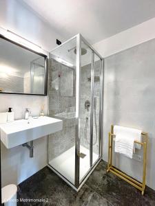 y baño con lavabo y ducha. en Le Camere Di Paolo en Riomaggiore