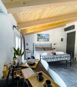 1 dormitorio con 1 cama y escritorio con teclado en Le Camere Di Paolo en Riomaggiore