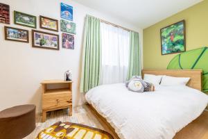 Una cama o camas en una habitación de CuteFamilyHouse! 3LDK 6minShinjuku 3minJRsta Cozy,Fun,Bright! KidsFree Under6yrs
