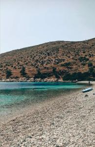 uma praia com um barco na água em August castle house em Mestá