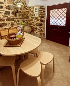 einen Tisch und Stühle mit einem Korb darüber in der Unterkunft August castle house in Mestá