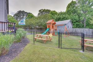 Ο χώρος παιχνιδιού για παιδιά στο Dock and Kayaks Lakefront Roanoke Rapids Home