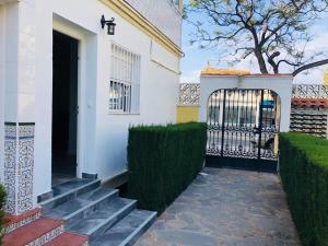 Casa blanca con puerta y escaleras en Apartamento CARIHUELA PUERTO en Torremolinos