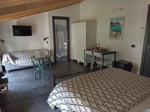 1 dormitorio con cama, mesa y sofá en Le Camere Di Paolo en Riomaggiore